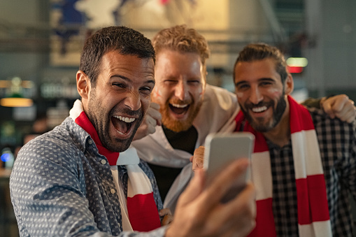 Amici che guardano la partita di calcio